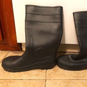NEW MENS RAIN/ SNOW BOOTS WATERPROOF BLACK SIZE 12